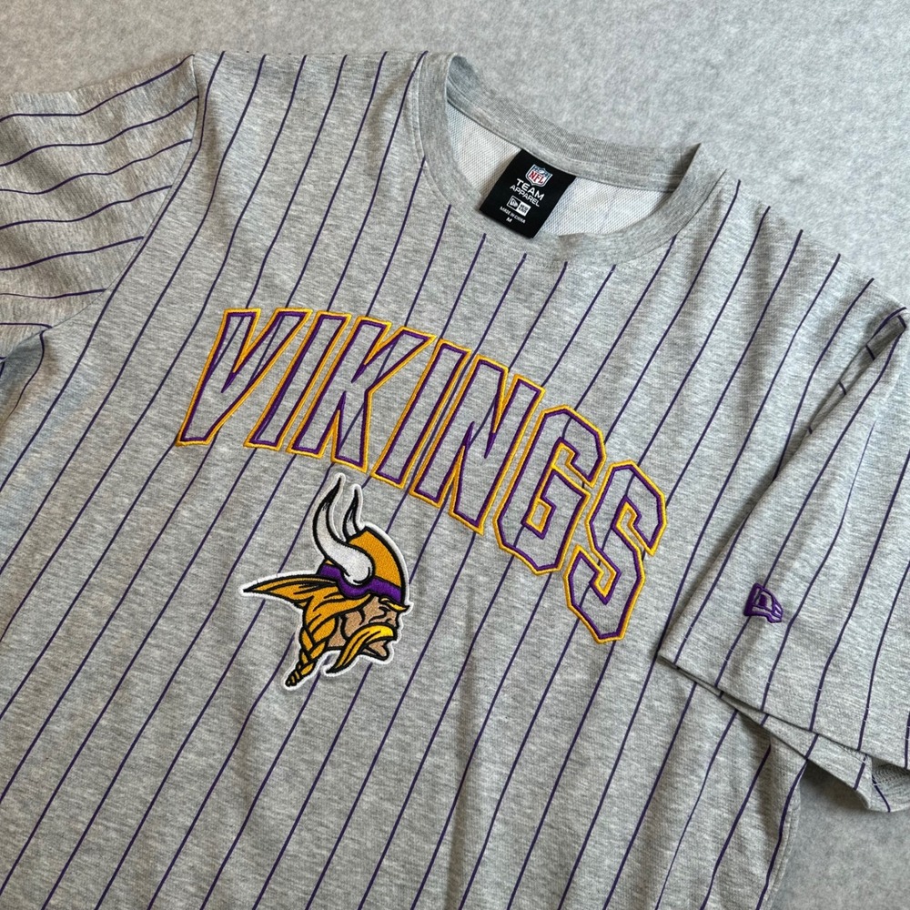 New Era NFL Minnesota Vikings Pinstripe T-Shirt Mens Medium Grey Purple Logo